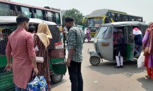 ঈদের ছুটি শেষে ঢাকায় ফিরছেন মানুষ