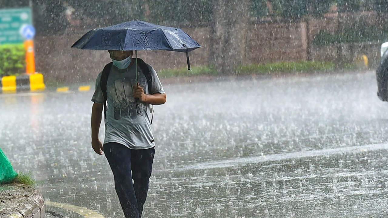 সারাদেশে বৃষ্টির আভাস, কমবে দিনের তাপমাত্রা