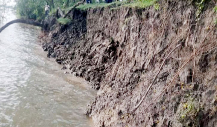 সাতক্ষীরায় ইছামতি নদীর বেড়িবাঁধে ভাঙন, প্লাবিত হওয়ার আশঙ্কা