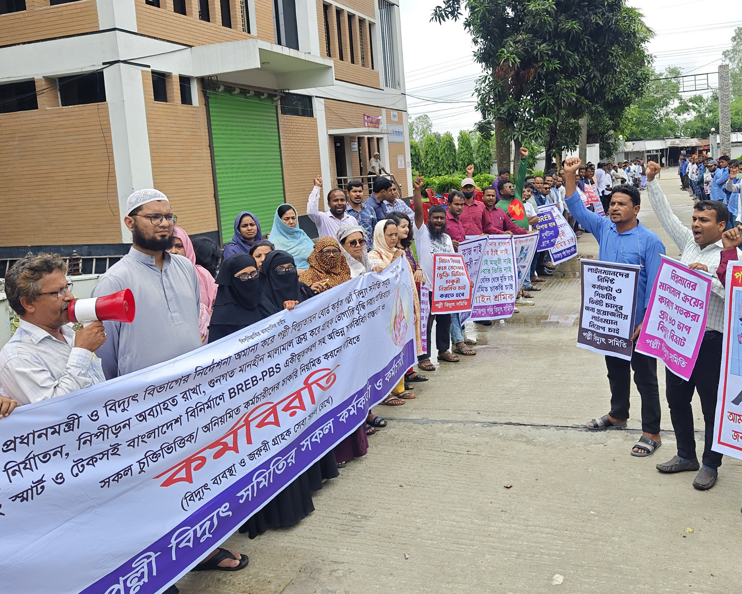 দিনাজপুরে পল্লী বিদ্যুতায়ন বোর্ডের বিরুদ্ধে নিম্ন মানের মালামাল সরবরাহের অভিযোগ