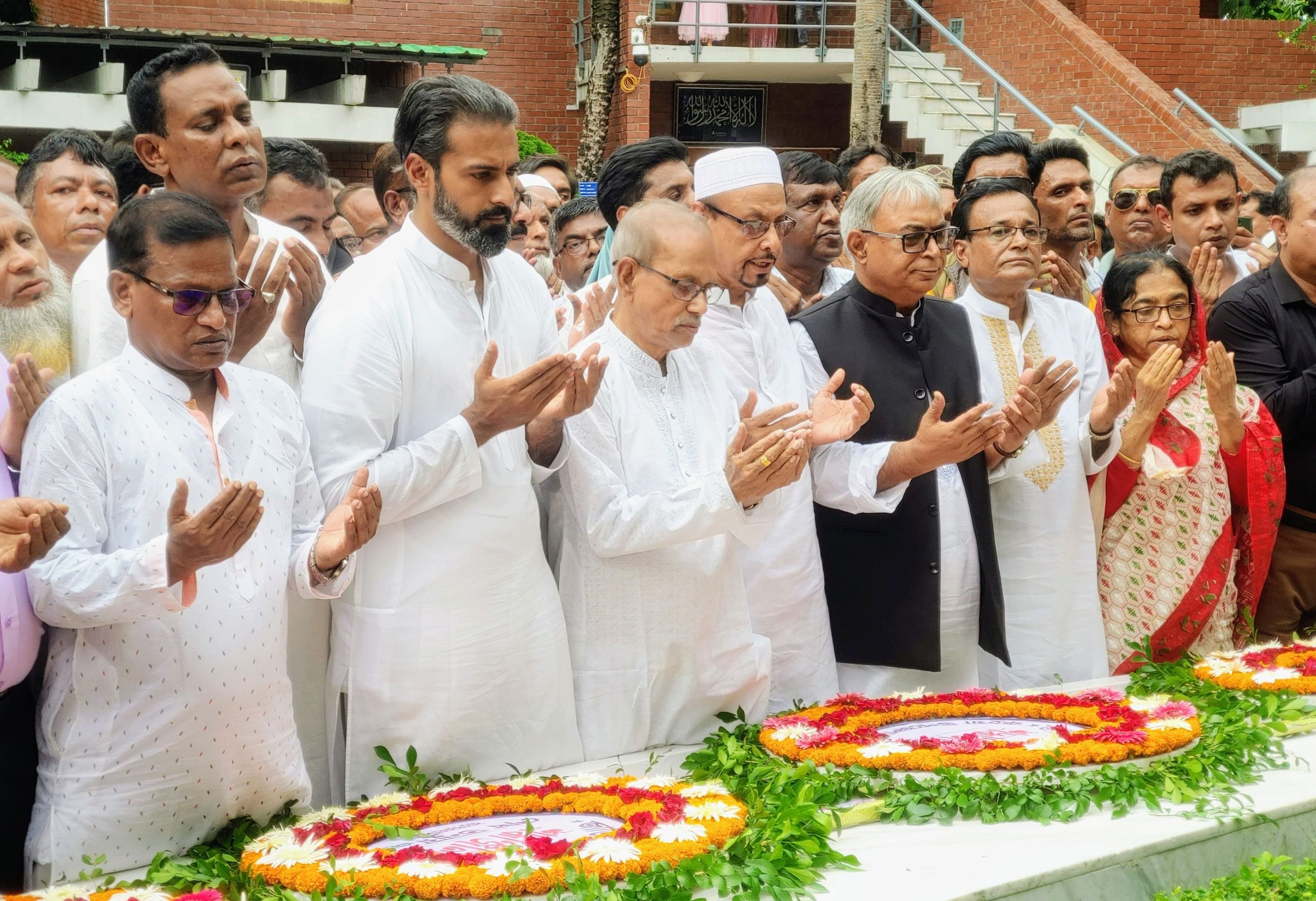 বঙ্গবন্ধুর সমাধিতে বাগেরহাটের জনপ্রতিনিধিদের পুষ্পস্তাবক অর্পণ