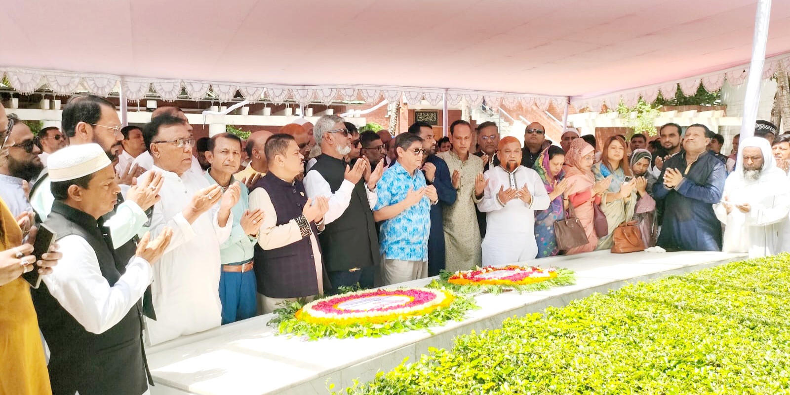 বঙ্গবন্ধুর সমাধিতে গৃহায়ণ ও গণপূর্ত মন্ত্রীর শ্রদ্ধা