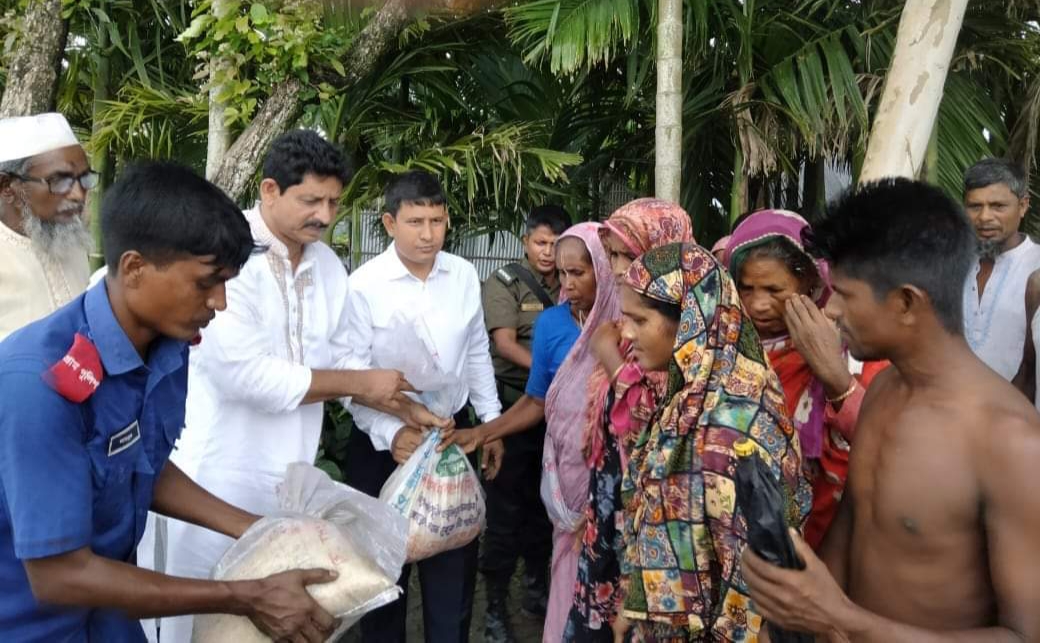 উলিপুরে নদী ভাঙন ও বন্যা দুর্গত পরিবারের মাঝে খাদ্য সামগ্রী বিতরণ