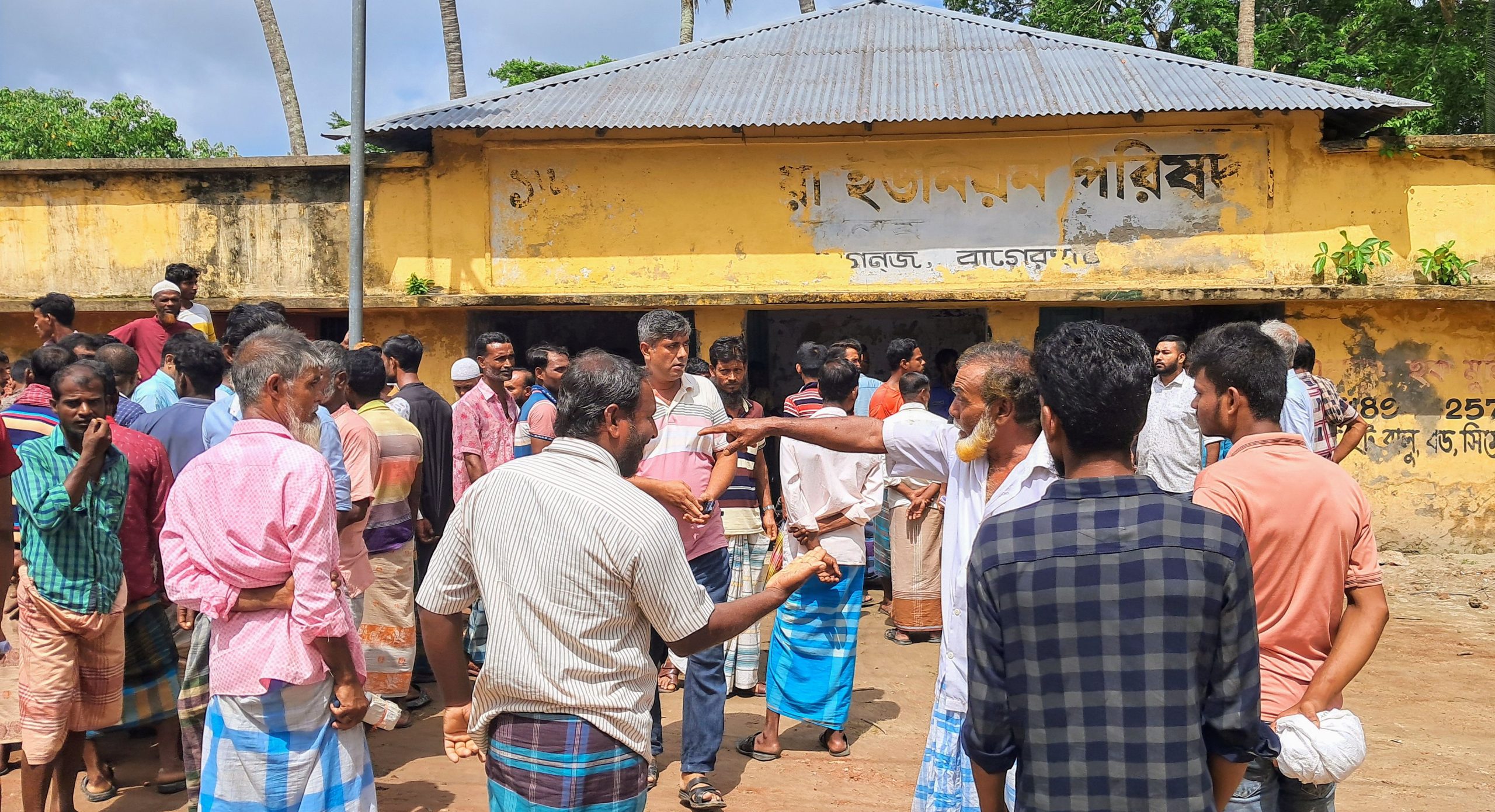 মৎস্যজীবীদের চাল বিতরণে বাধা, তালিকা সংশোধনের দাবিতে বিক্ষোভ