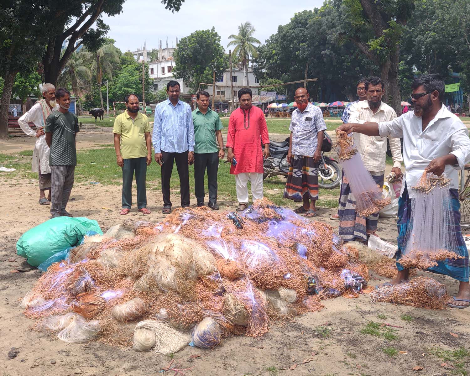 সিংড়ায় দেড় লাখ মিটার কারেন্ট জাল পুড়িয়ে দিল মৎস্য বিভাগ