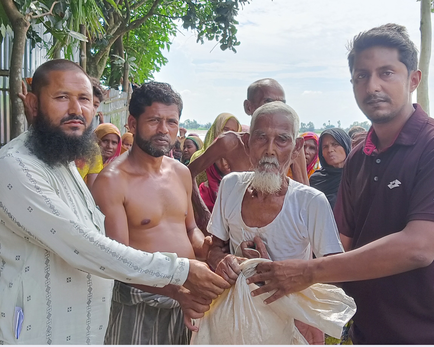 উলিপুরে তিস্তা নদী ভাঙ্গন পরিবারের খাদ্যসামগ্রী বিতরণ