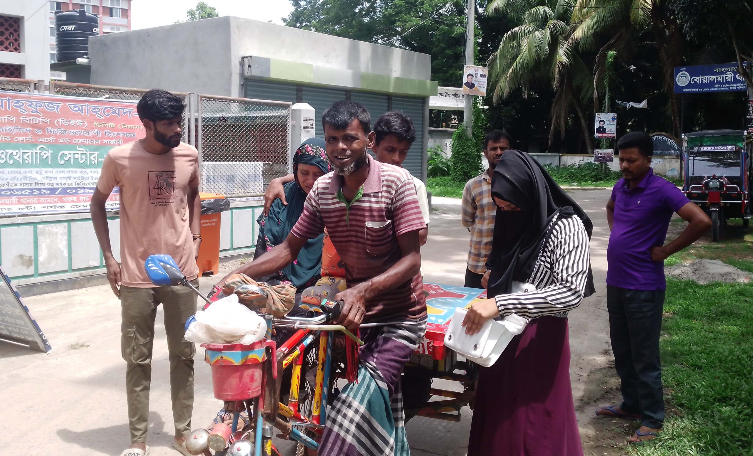 বোয়ালমারীতে প্রবাসীর স্ত্রীর টাকা ও স্বর্ণ লুটে নিল দূর্বৃত্তরা