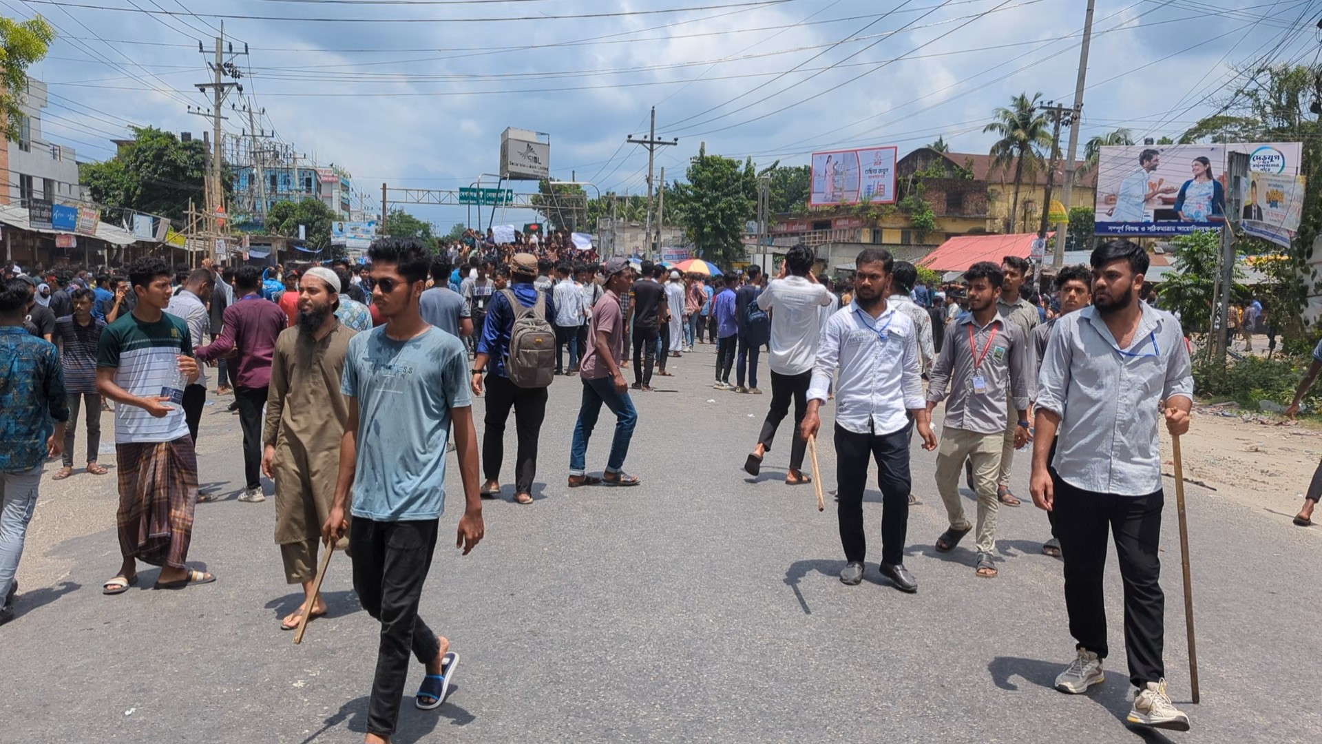 লক্ষ্মীপুর-ঢাকা মহাসড়কে কোটা আন্দোলনকারীদের অবরোধ