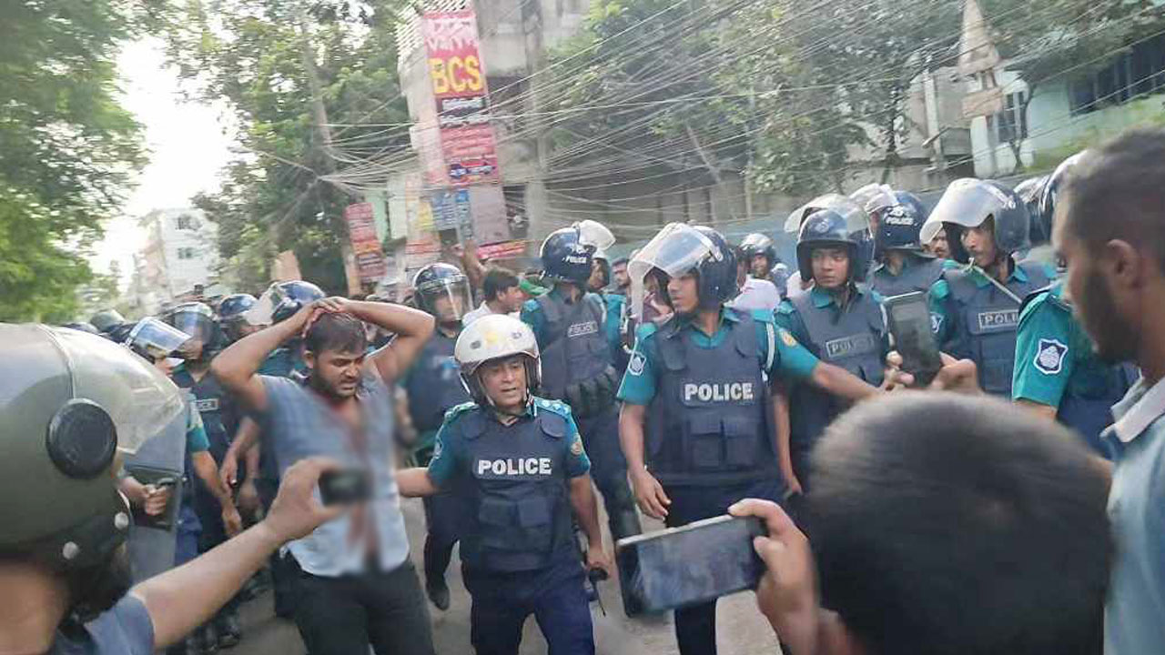 শিক্ষার্থীদের মারধরকারী ছাত্রলীগকর্মীকে পিটিয়ে ক্যাম্পাস ছাড়া 