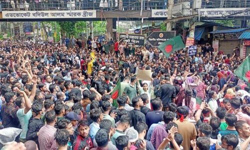 চট্টগ্রামে ‘উই ওয়ান্ট জাস্টিস’ স্লোগানে উত্তাল আদালত চত্বর