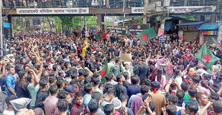 চট্টগ্রামে ‘উই ওয়ান্ট জাস্টিস’ স্লোগানে উত্তাল আদালত চত্বর