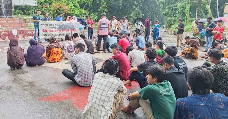 কোটা বৃদ্ধির দাবিতে চবিতে শিক্ষার্থীদের অবস্থান কর্মসূচি