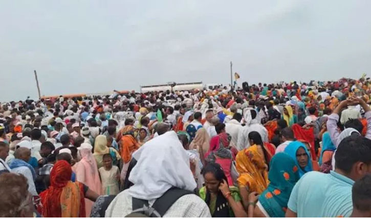 গুরুর পায়ের ধুলো নিতে গিয়েই কি শেষ শতাধিক প্রাণ