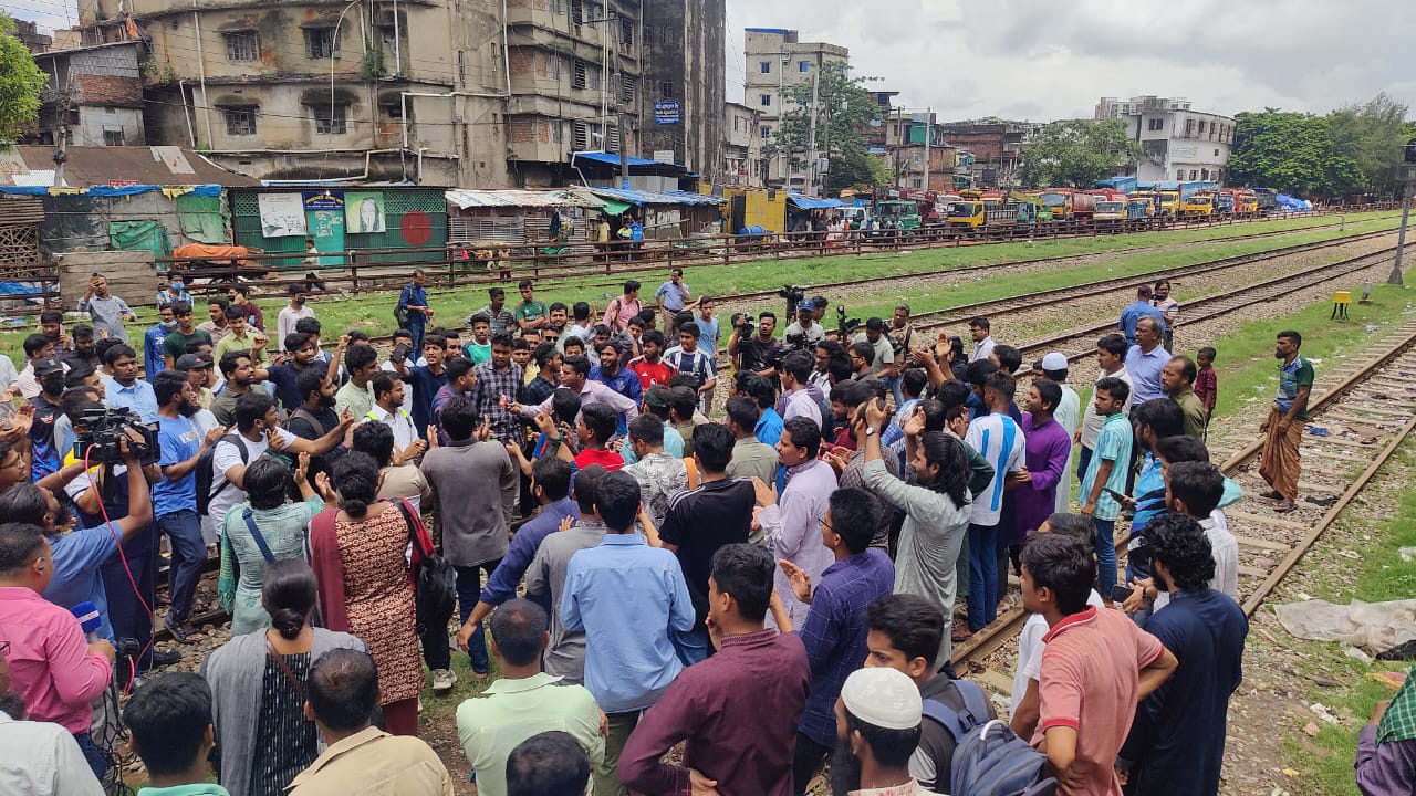 চট্টগ্রামে কোটা আন্দোলনকারীদের রেলপথ অবরোধ