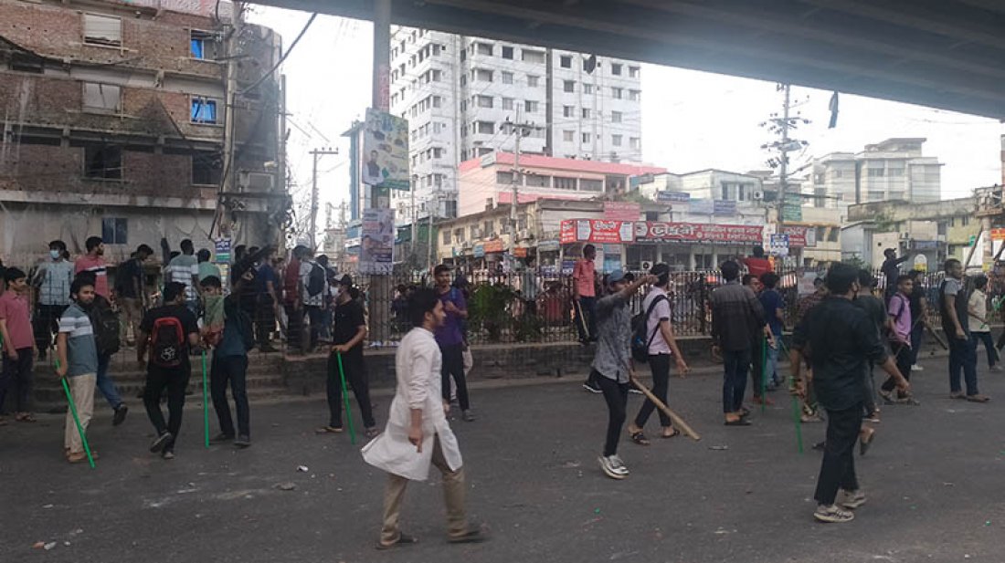 চট্টগ্রামে আন্দোলনকারী-ছাত্রলীগের সংঘর্ষে কয়েক কিলোমিটার এলাকা রণক্ষেত্র