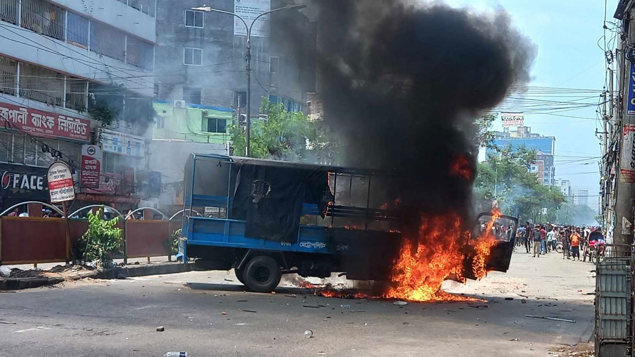 রামপুরা-বাড্ডায় ব্যাপক সংঘর্ষ, শিক্ষার্থী-পুলিশসহ আহত দুই শতাধিক