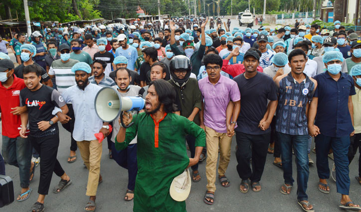 রাবি শিক্ষার্থীদের ৯ দফা, মহাসড়ক অবরোধ করে বিক্ষোভ