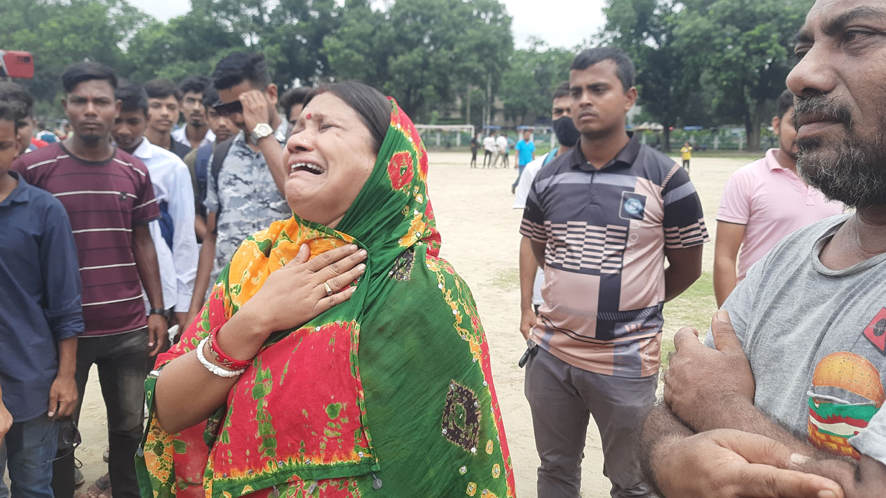 ‘সকালে না খেয়ে আমার বুকের ধন মিছিলে চলে আসছে, খুঁজে পাচ্ছি না’