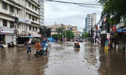 ভারী বর্ষণে ডুবলো চট্টগ্রাম, চরম ভোগান্তিতে সাধারণ মানুষ