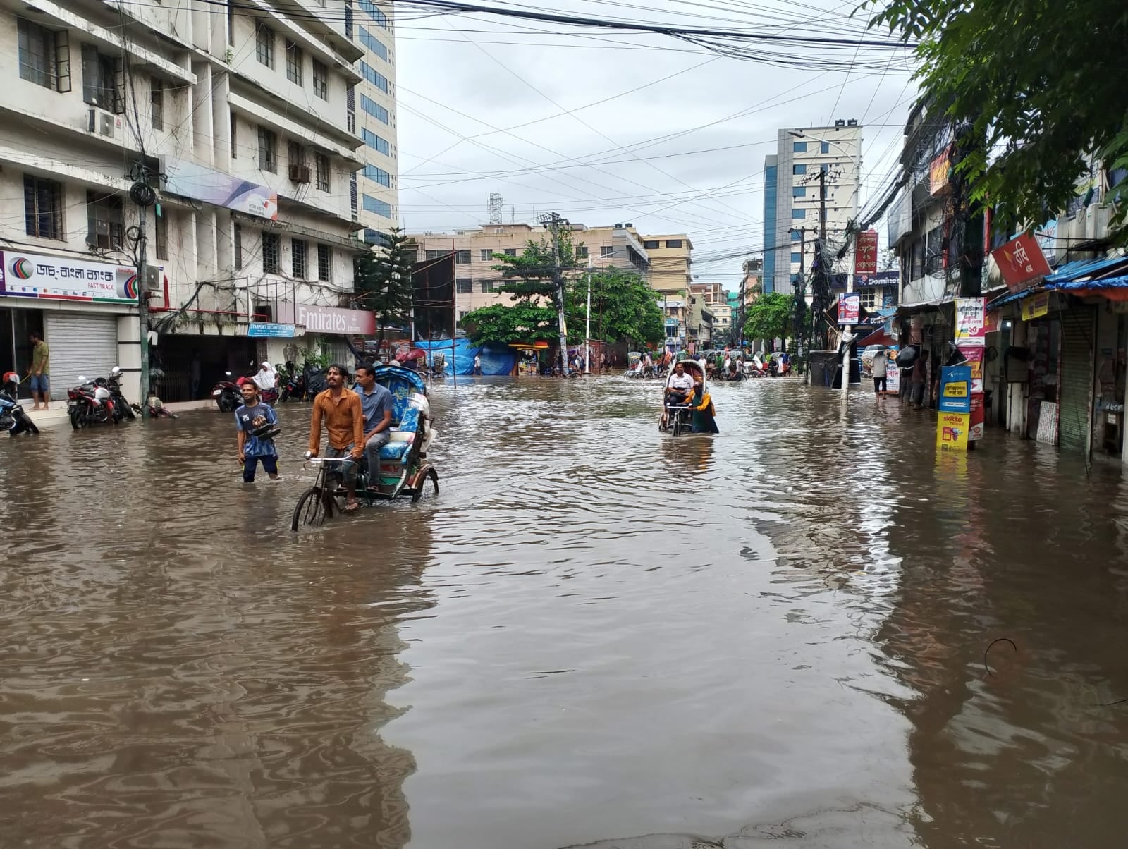 ভারী বর্ষণে ডুবলো চট্টগ্রাম, চরম ভোগান্তিতে সাধারণ মানুষ