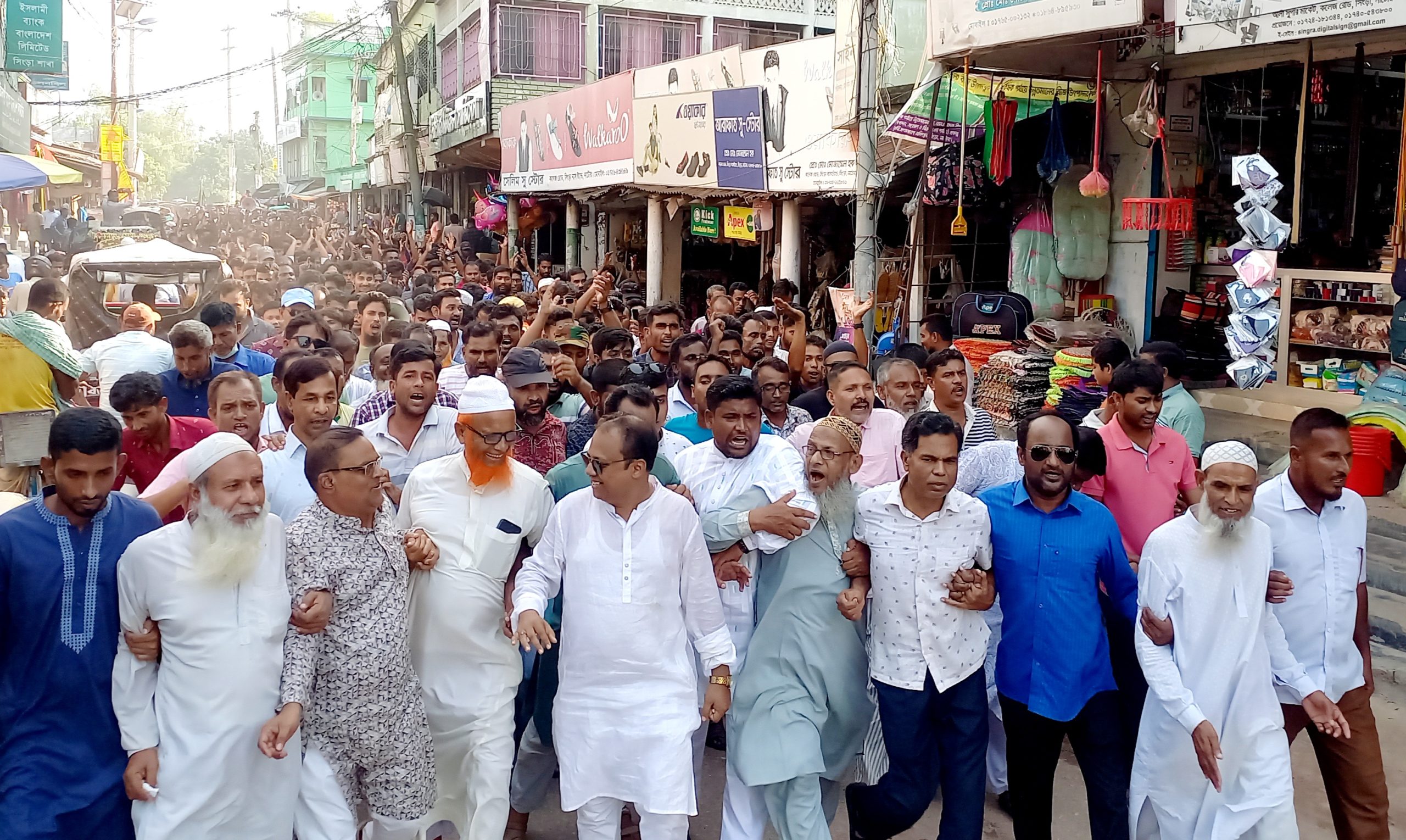 সিংড়ায় খালেদা জিয়ার জন্মদিনে বিএনপির আনন্দ শোভাযাত্রা 