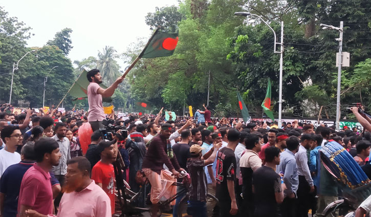 রাজপথে জনস্রোত, শাহবাগ আন্দোলনকারীদের দখলে 