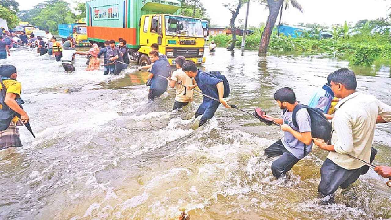 বন্যার পানিতে তলিয়ে গেছে ঢাকা-চট্টগ্রাম মহাসড়ক, ৪৫ কিমি যানজট