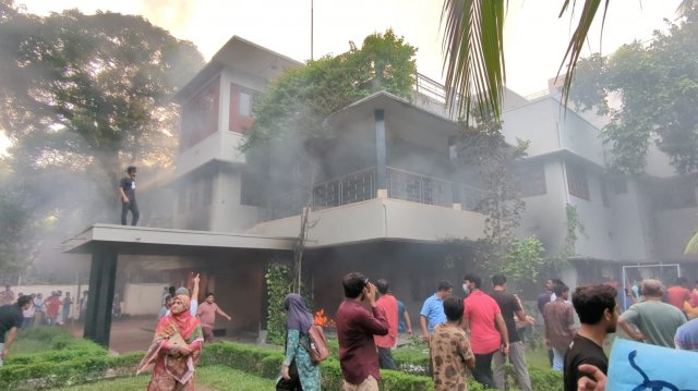 ধানমন্ডি ৩২, আ.লীগের কেন্দ্রীয় ও ধানমন্ডি কার্যালয়ে ভাঙচুর-আগুন