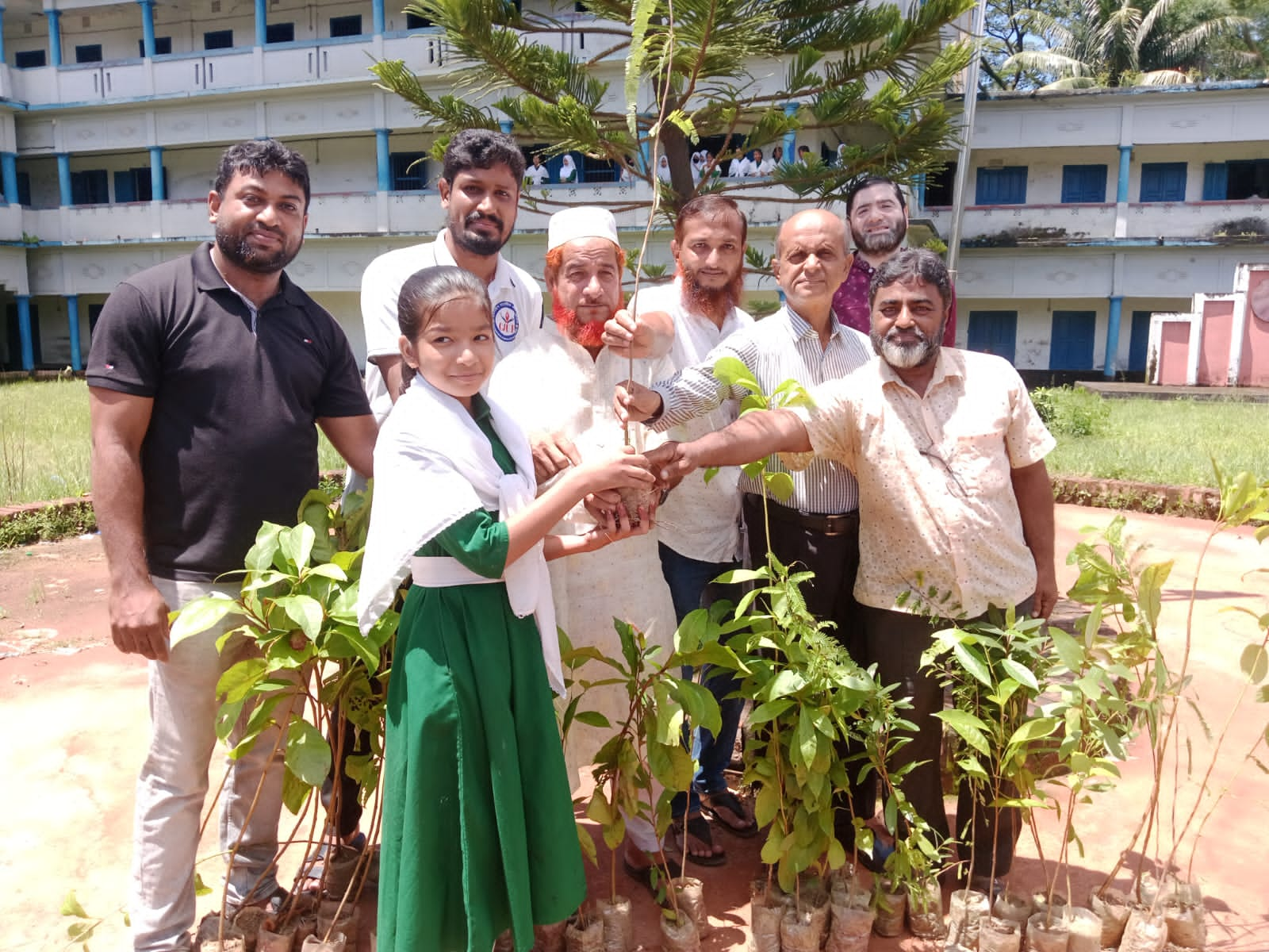 চন্দনাইশে সাংবাদিক ঐক্য ফোরামের উদ্যোগে গাছের চারা বিতরণ