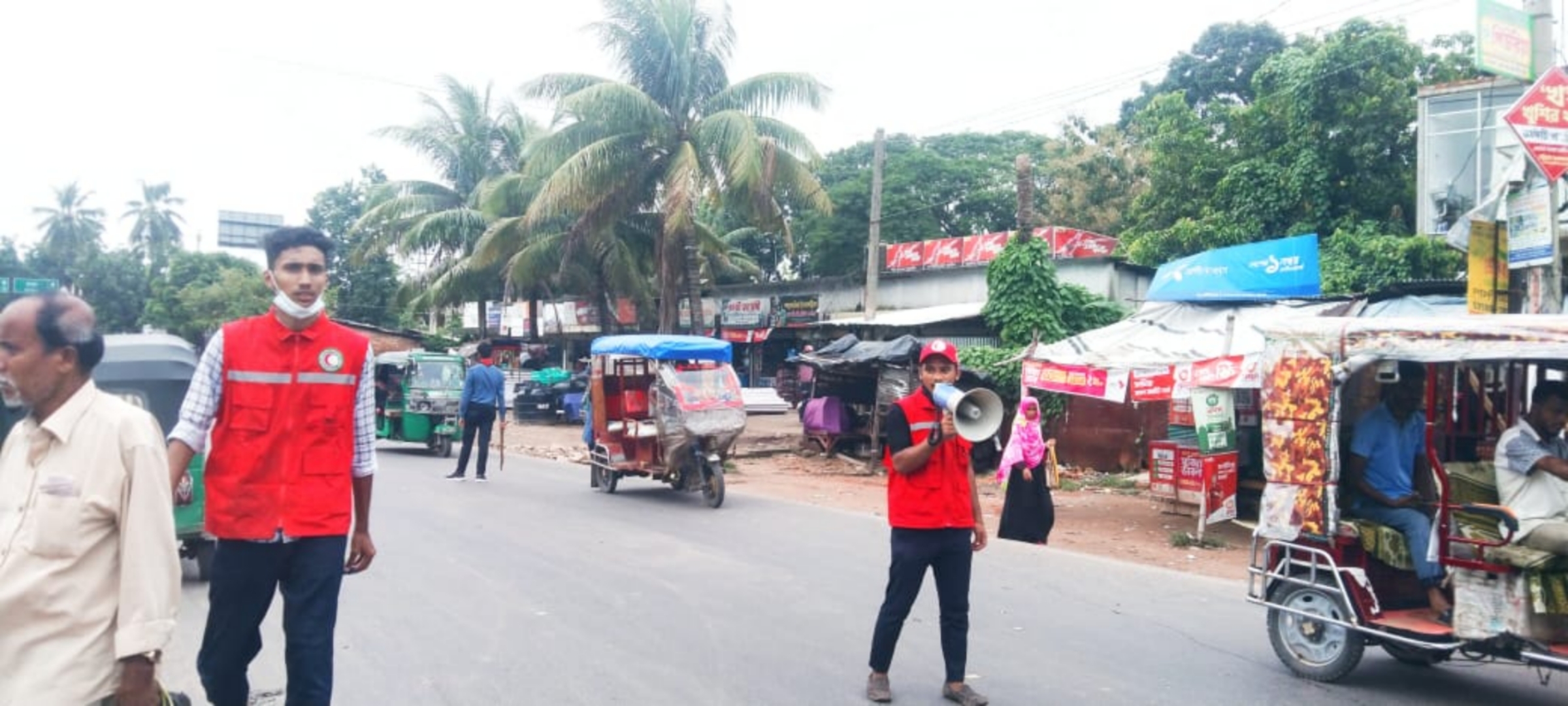 চন্দনাইশে ট্রাফিক নিয়ন্ত্রণে শিক্ষার্থীরা