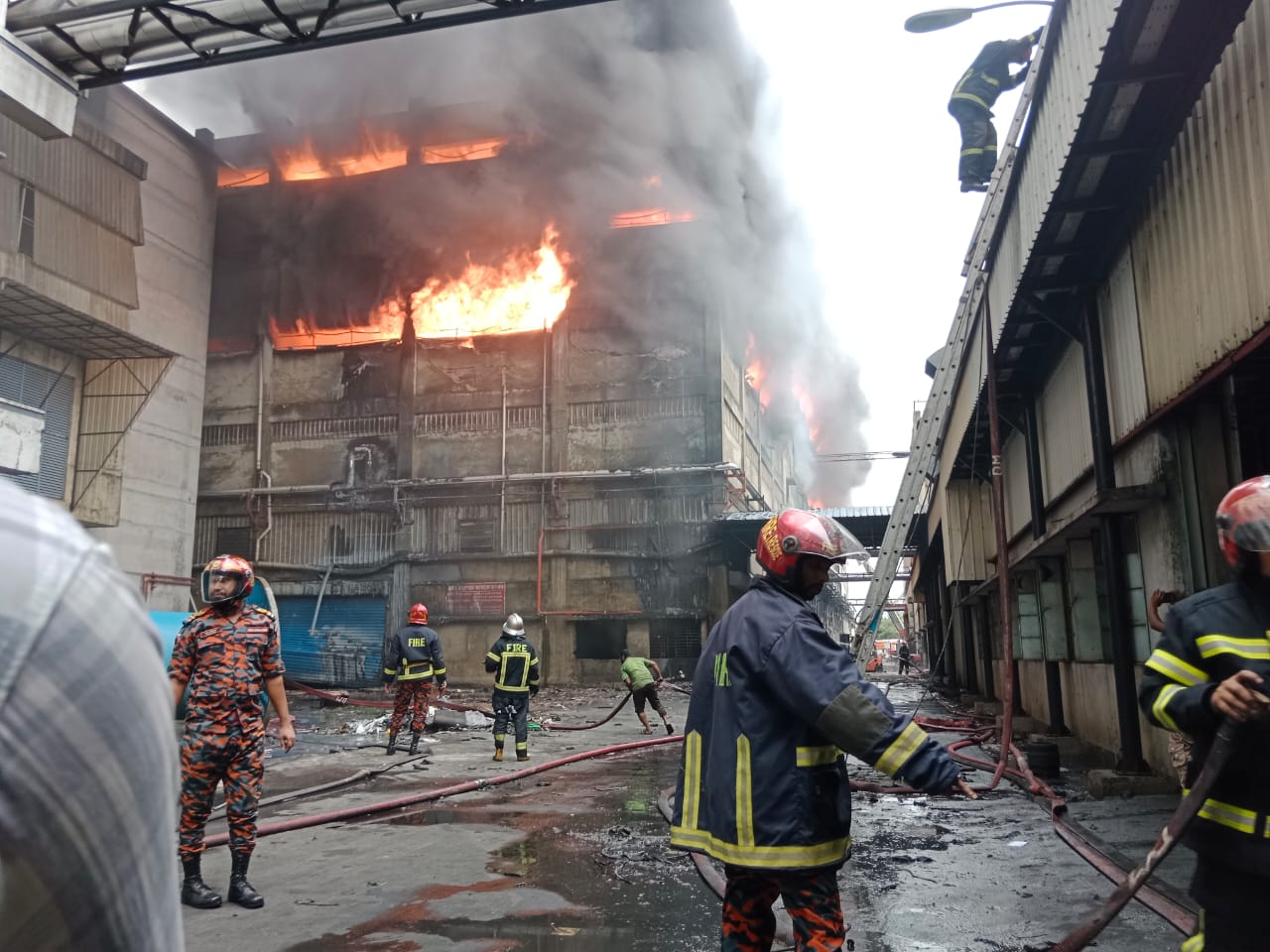 গাজী টায়ারস মিলে অগ্নিকাণ্ডের ঘটনায় আটকা পড়া স্বজনদের আহাজারি