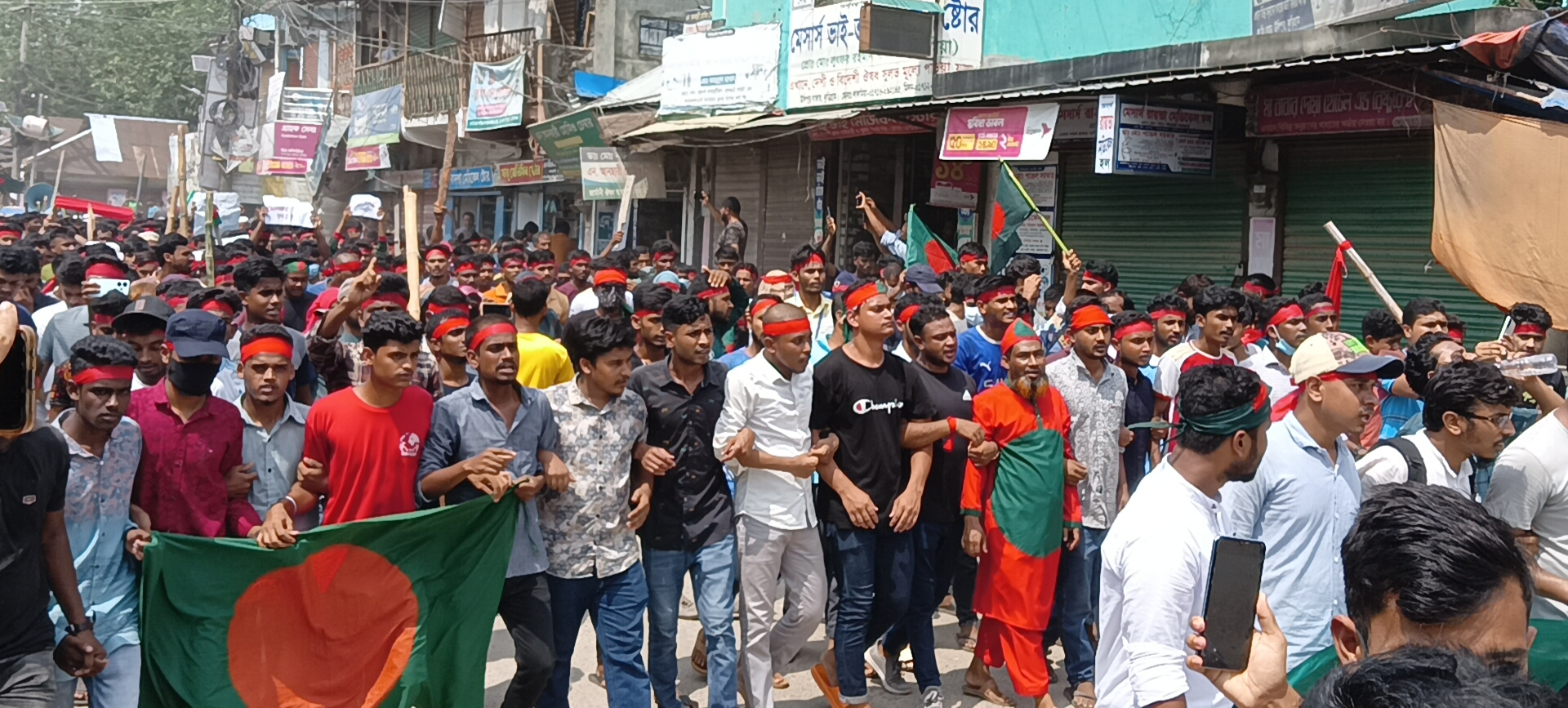 উলিপুরে কোটা বিরোধী ছাত্রদের বিক্ষোভ, বিকেলে বিজয় মিছিল