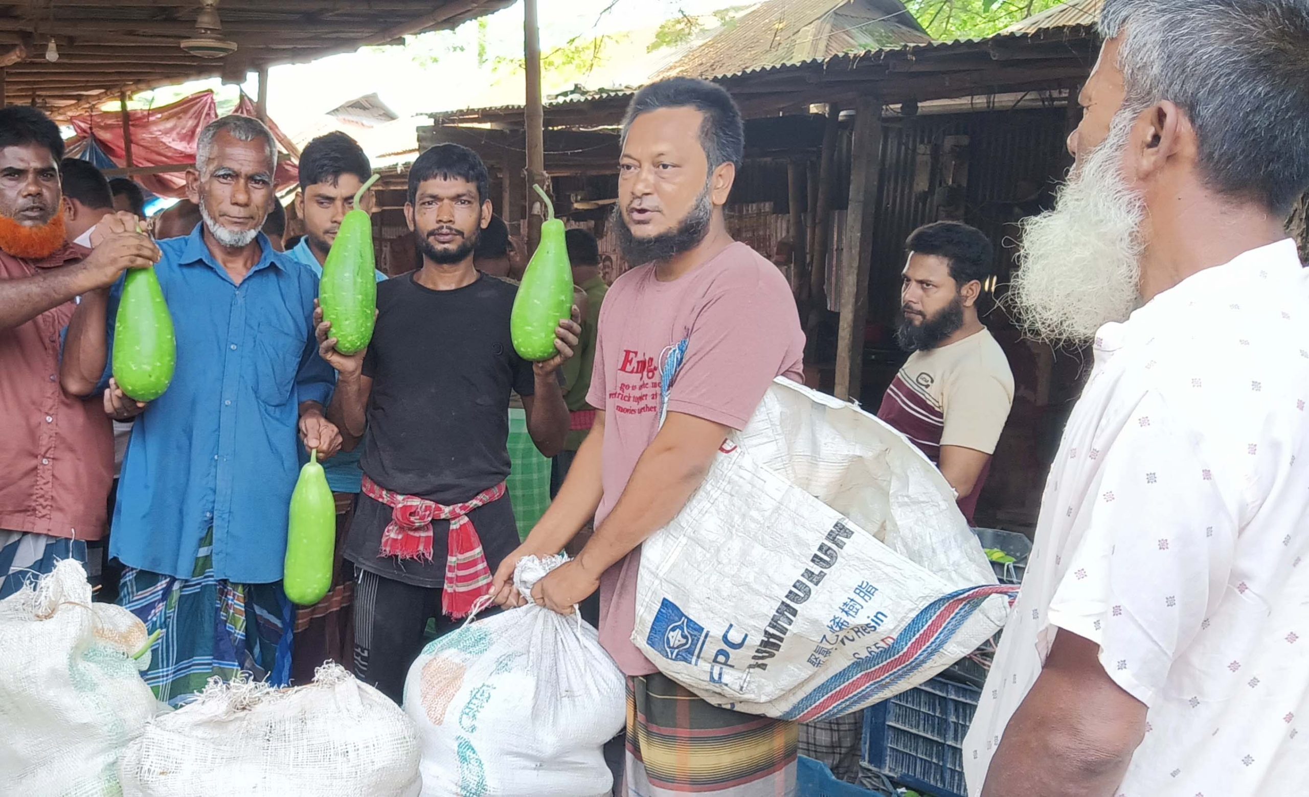 সবজিতে স্বস্তি, উলিপুরে কাচা মরিচ ও পেঁয়াজের দাম অপরিবর্তিত