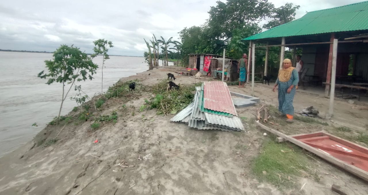 উলিপুরে তিস্তার গর্ভে বিলীন হয়ে যাচ্ছে প্রাথমিক বিদ্যালয়