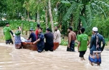 ফটিকছড়িতে বন্যার্তদের পাশে দাড়ালেন জামাল সিকদার