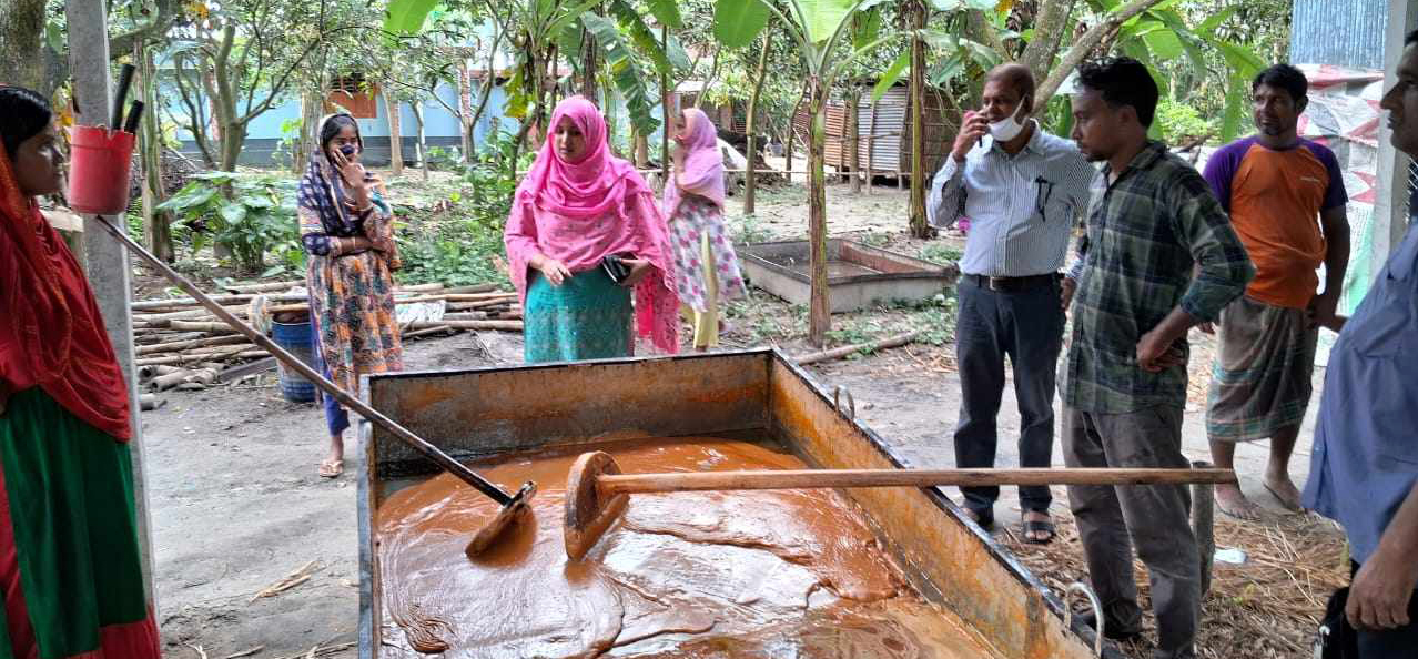 লালপুরে ভেজাল গুড় জব্দ ও জরিমানা