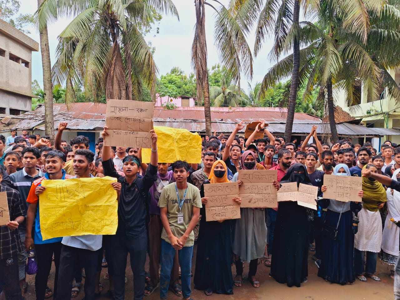 হাটহাজারীতে শিক্ষার্থীদের তোপের মুখে প্রধান শিক্ষকের পদত্যাগ