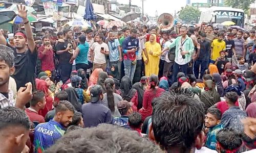 ফুলবাড়ীতে ছাত্র বৈষম্যবিরোধী আন্দোলনের বিক্ষোভ