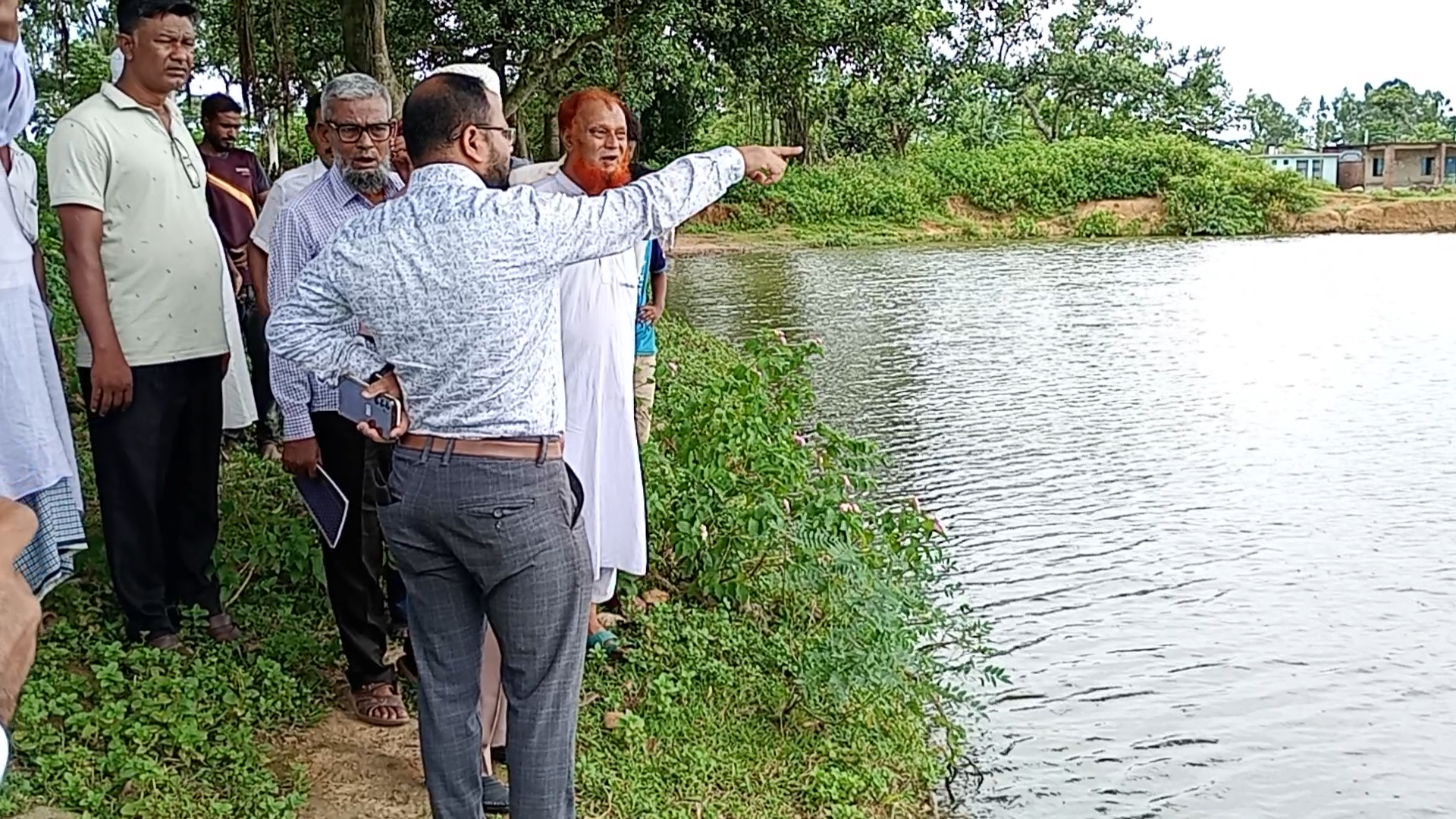 ফুলবাড়ী কানাহার কবরস্থান পরিদর্শনে পৌর প্রশাসক