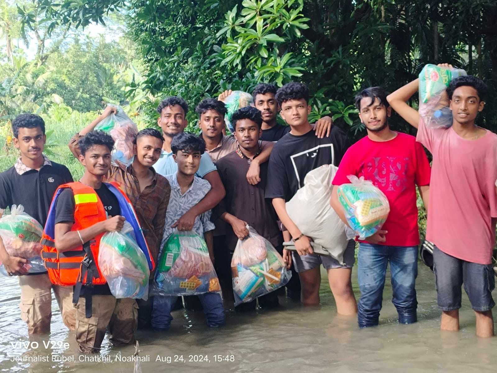 চাটখিলে বন্যার্তদের মাঝে ত্রাণ বিতরণ