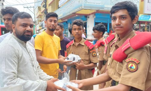 সিংড়ায় ট্রাফিকের কাজ করা শিক্ষার্থীদের খাবার বিতরণ