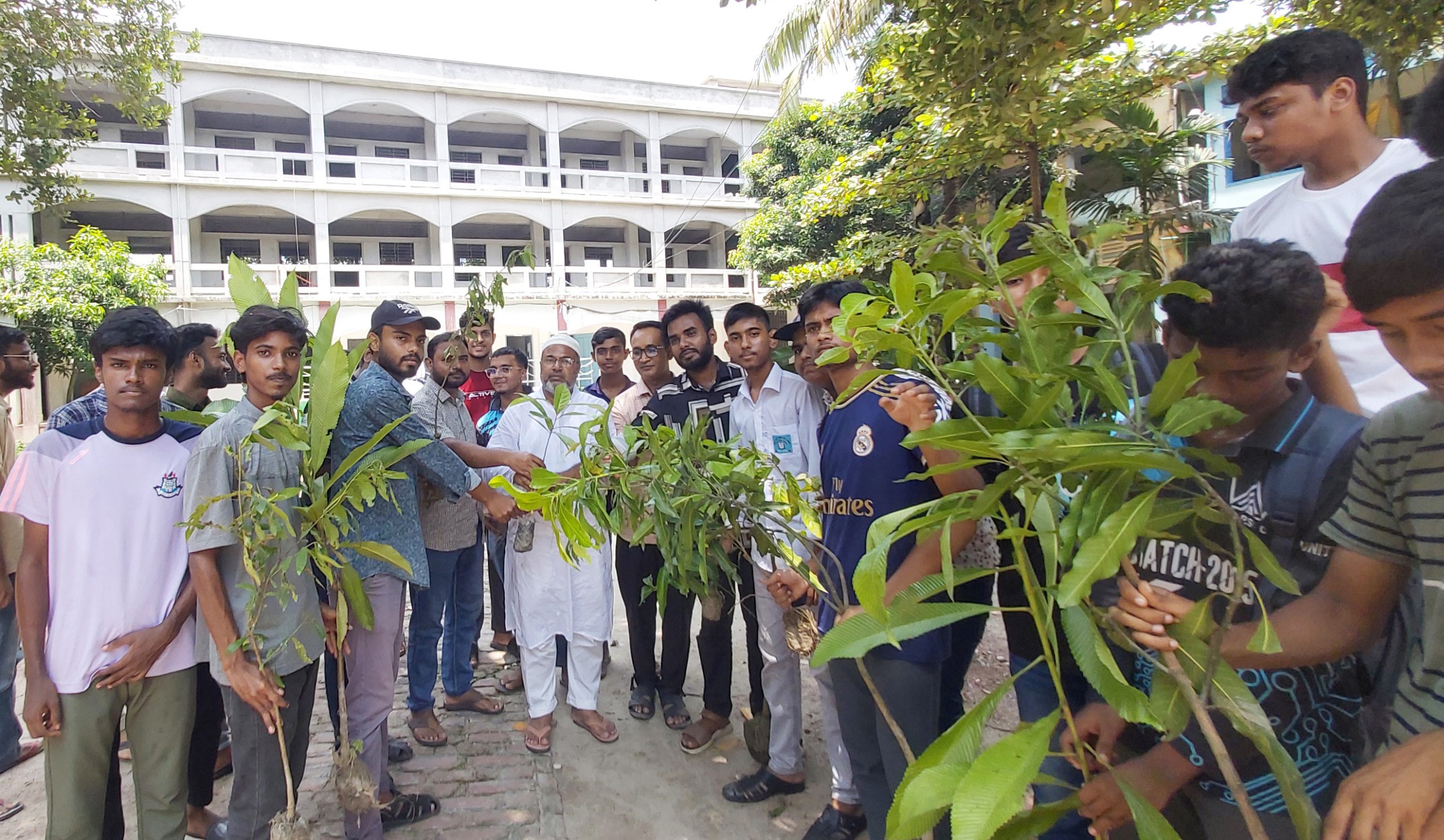 সিংড়ায় স্কুল-মাদ্রাসায় বৃক্ষরোপণ শিক্ষার্থীদের