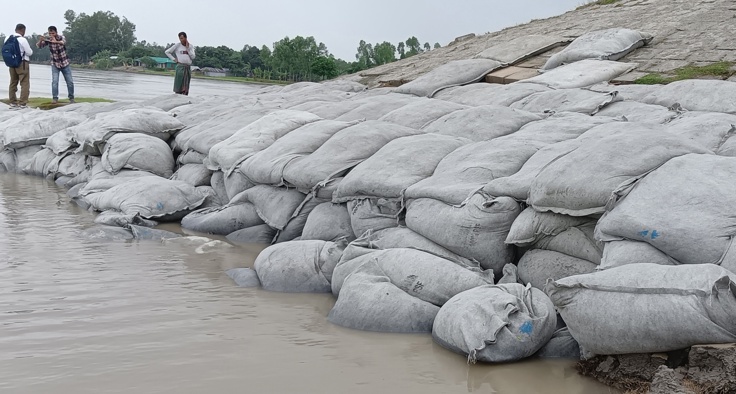 উলিপুরে তিস্তা নদীর বাম তীর রক্ষার স্পার বাধে ধস