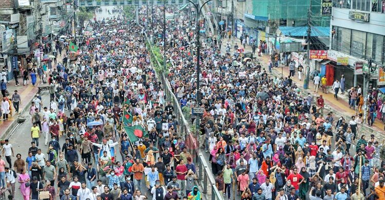 শহীদ মিনার অভিমুখে শিক্ষার্থীরা