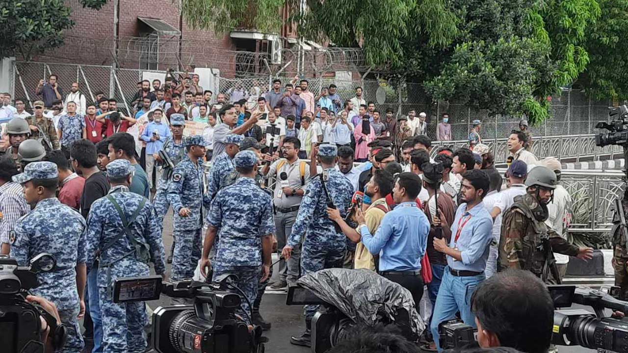 ড. মুহাম্মদ ইউনূসকে স্বাগত জানাতে বিমানবন্দরে সমন্বয়করা