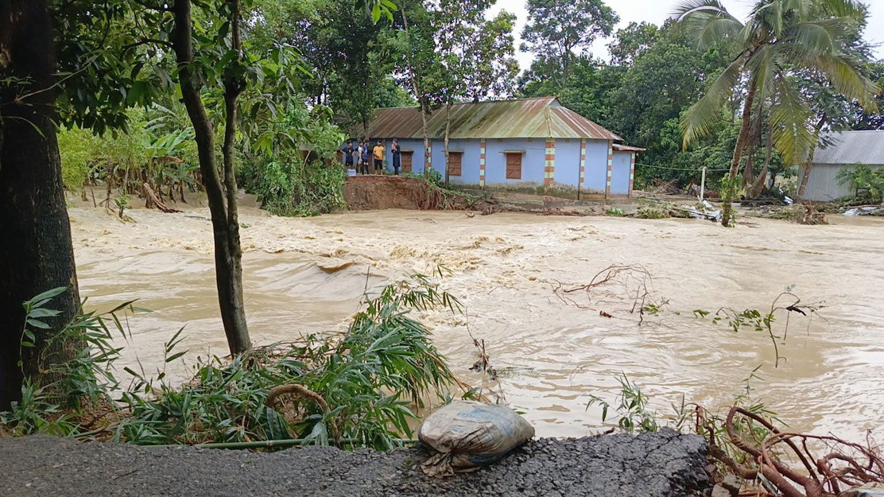 আখাউড়ায় বাঁধ ভেঙে ১৫ গ্রাম প্লাবিত, যোগাযোগ বিচ্ছিন্ন