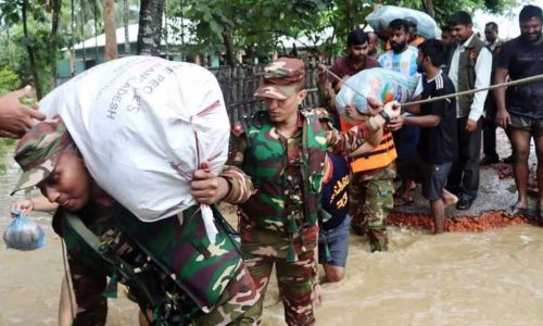 বন্যার্তদের উদ্ধারে ৬ জেলায় সশস্ত্র বাহিনীর কার্যক্রম