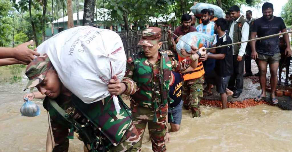 বন্যার্তদের উদ্ধারে ৬ জেলায় সশস্ত্র বাহিনীর কার্যক্রম