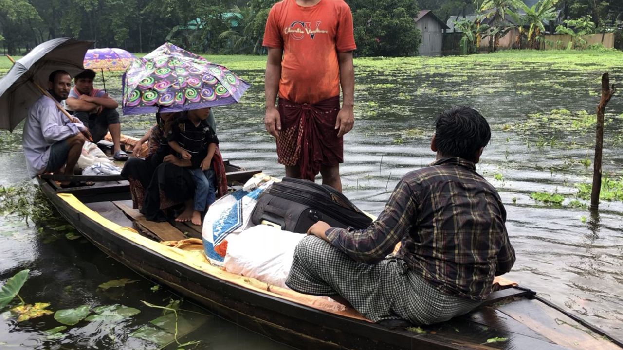 নোয়াখালীতে বসতবাড়িতে পানি, নিরাপদ আশ্রয়ে যাচ্ছেন বাসিন্দারা