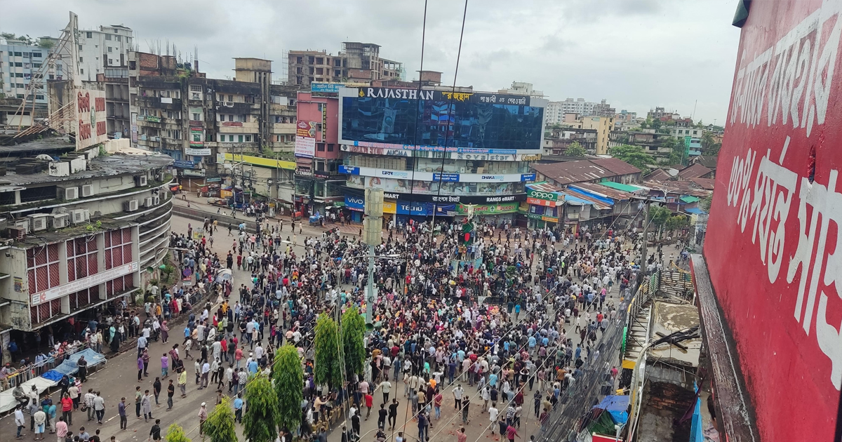 আন্দোলনকারীরা সকালে নিউমার্কেট থেকে বিতাড়িত বিকালে পুনরায় দখল